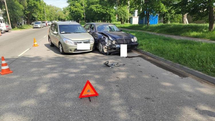Два человека получили травмы после столкновения автомобилей в Георгиевске