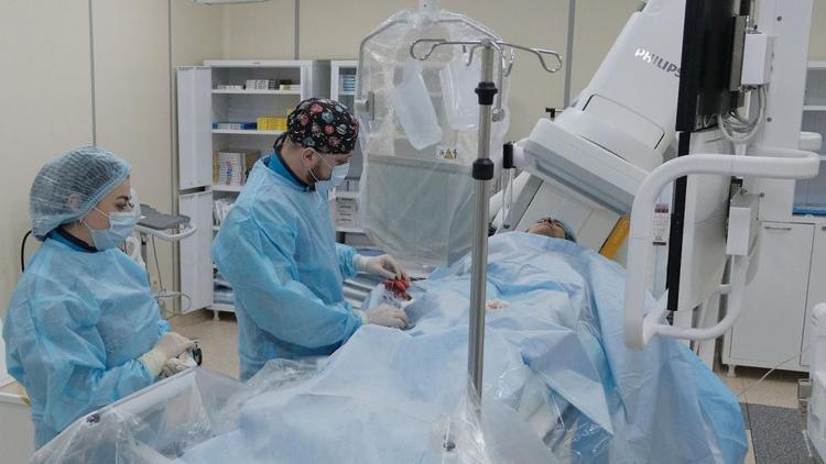 Ставропольские хирурги провели сложнейшую операцию мужчине