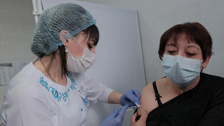 На Ставрополье прививку от коронавируса сделали почти 100 тысяч человек