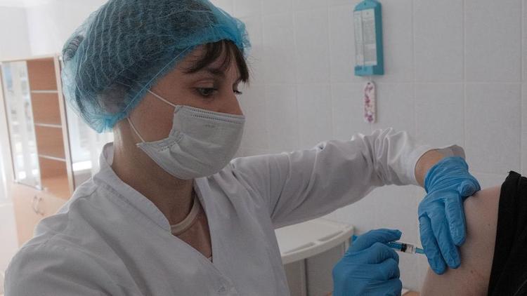 На Ставрополье более 381 тысячи человек сделали прививку от коронавируса