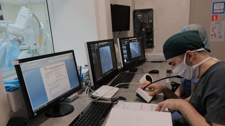 Ставропольские нейрохирурги удалили кисту в головном мозге пациентки без разрезов