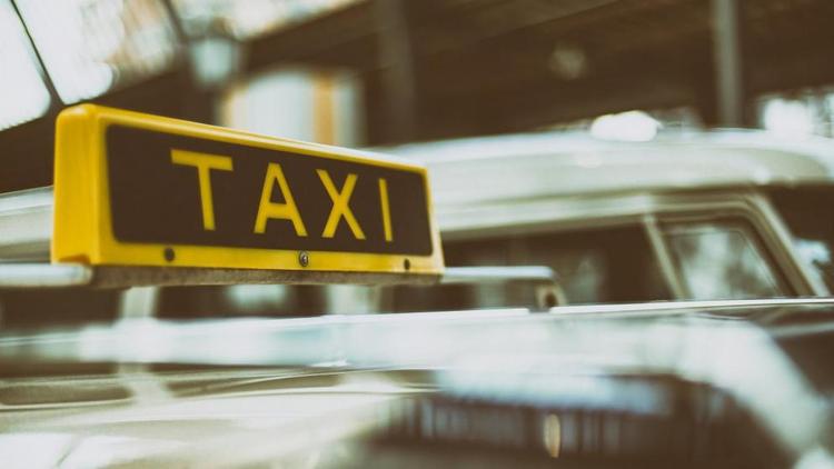 Пассажир такси в Предгорном округе похитил телефон водителя