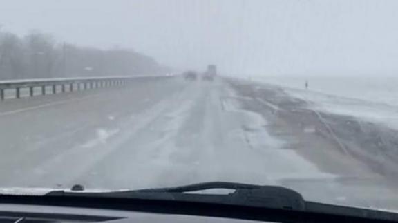 Снегопад осложнил ситуацию на дорогах Ставрополья 24 декабря