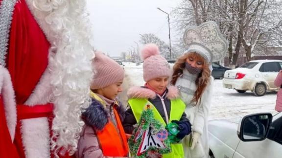 В Георгиевске полицейский Дед Мороз поздравил воспитанников детских домов