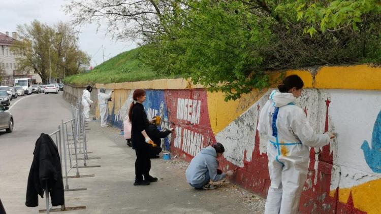 Граффити на Михайловском шоссе в Ставрополе обновили ко Дню Победы