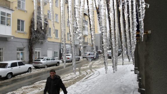 Ставропольцам рассказали, кто отвечает за очистку крыш от снега