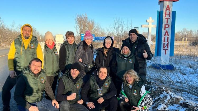 Кисловодские активисты поздравили жителей ЛНР с праздниками