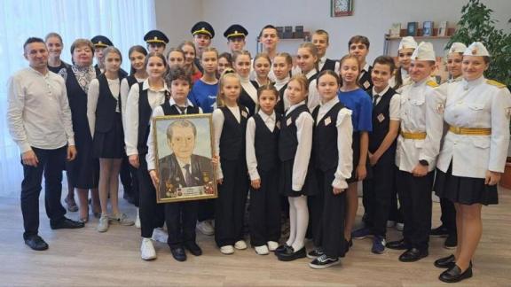 В школах Пятигорска реализуют проект «Лица героев на фресках из песка»