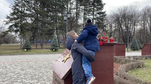Пятигорчане приносят цветы на организованный мемориал жертвам теракта в Подмосковье