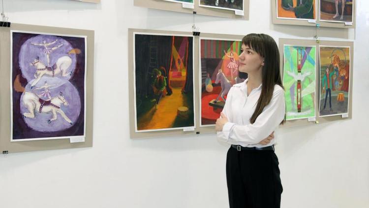 Мир искусства представлен на выставке в рисунках юных художников
