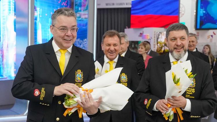 Владимир Владимиров вручил букеты тюльпанов гостьям ставропольского стенда на ВДНХ