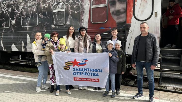 15 подопечных филиала фонда «Защитники Отечества» посетили «Поезд Победы»