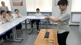 Пятиклассников знакомят с законами физики в селе Новоромановском на Ставрополье