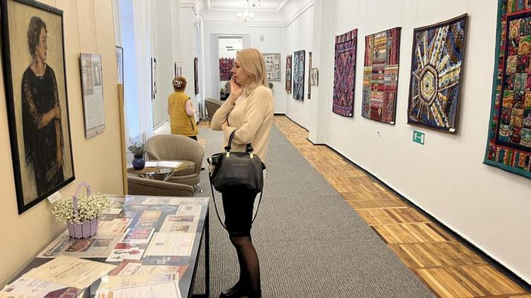 Приуроченная к Году семьи выставка открылась в Ставропольском музее изоискусств