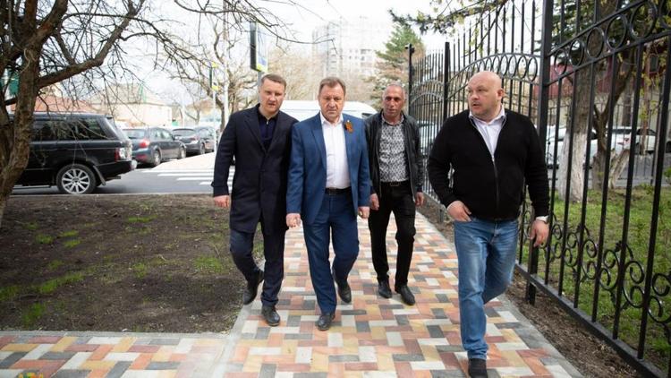Глава Ставрополя проверил ход дорожных работ на улицах Партизанской и Добролюбова