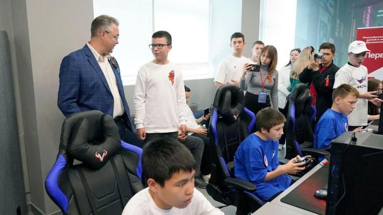 Глава Ставрополья встретился с участниками чемпионата по управлению дронами
