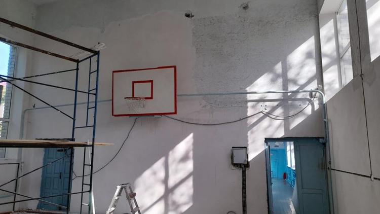 В посёлке Нижнезольском на Ставрополье отремонтируют школьный спортзал