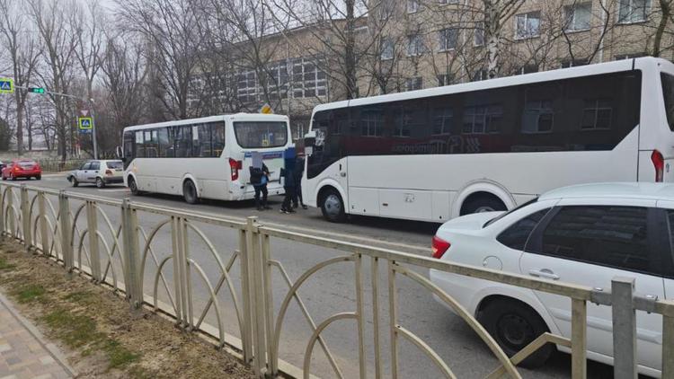 Школьница обратилась в больницу после ДТП с двумя автобусами в Ставрополе