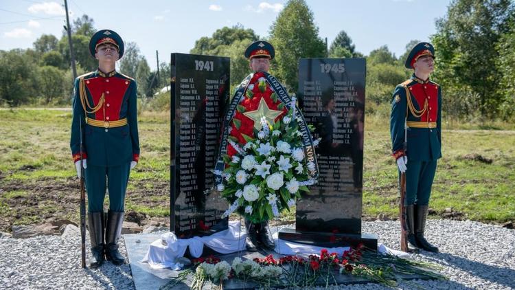 «Мы на войну ту не успели…»: в таёжном посёлке открыли обелиск со стихами ставропольского поэта