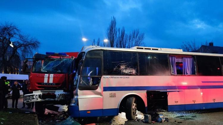 В Пятигорске столкнулись экскурсионный автобус и пожарная машина