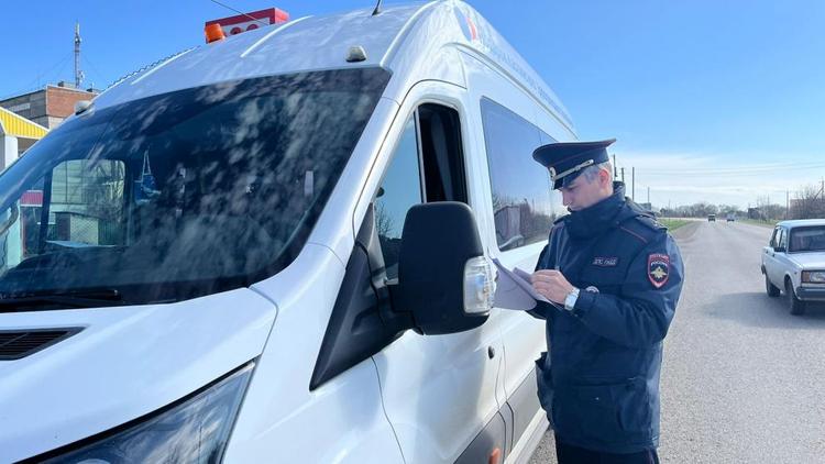 В Новоалександровском и Изобильненском округах проверили 200 маршруток и грузовиков