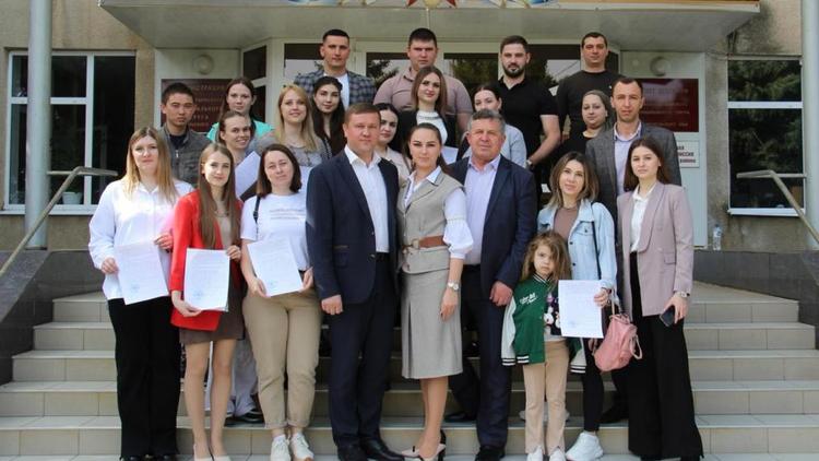 В Красногвардейском округе Ставрополья вручили сертификаты участникам программы «Молодая семья»