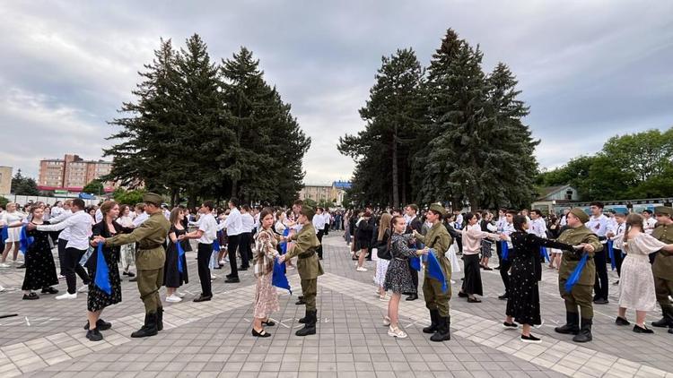 Школьники Предгорного округа Ставрополья исполнили танец «Синий платочек»