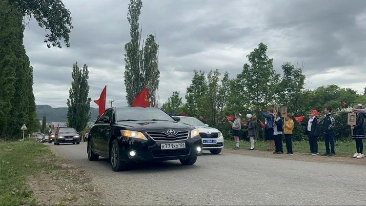 Жители Предгорного округа встретили автопробег ко Дню Победы