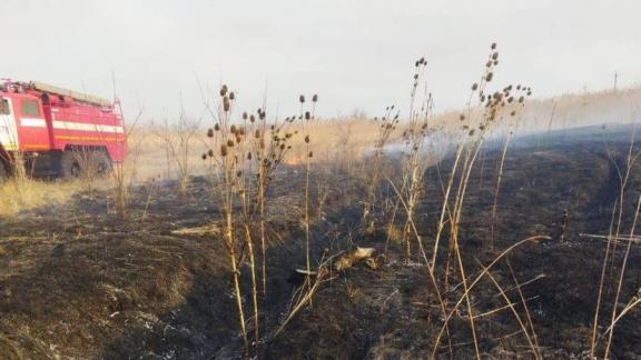 6 раз за сутки выезжали пожарные на тушение мусора и сухой травы на Ставрополье