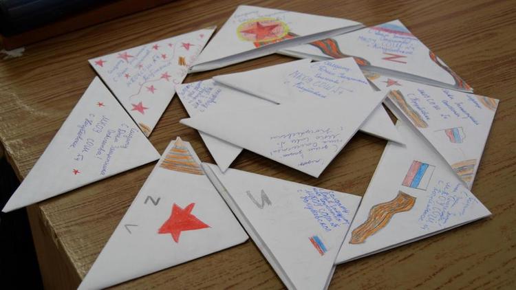 Школьники Кочубеевского округа написали бойцам СВО более 12 тысяч писем