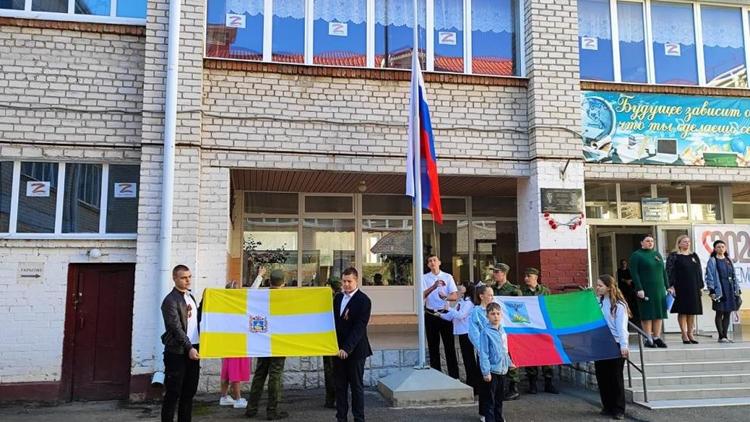 В Невинномысске на школьной линейке развернули флаг Белгородской области