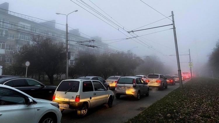 Густой туман осложнил движение на дорогах Ставрополя