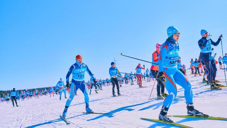 Андрей Алипкин, Станислав Волженцев, Кристина Резцова и Лилия Васильева выиграли золото XI Югорского лыжного марафона