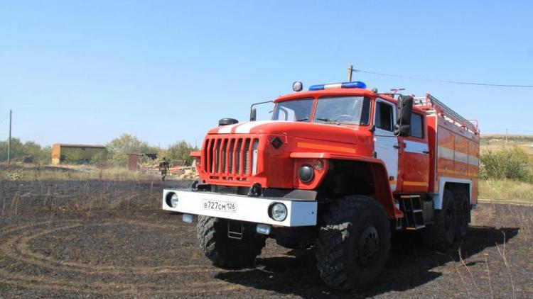 Крупный ландшафтный пожар 6 часов тушили в Андроповском районе