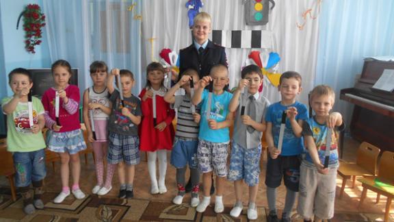В Кочубеевском районе малышам из детсада «Чебурашка» вручили фликеры