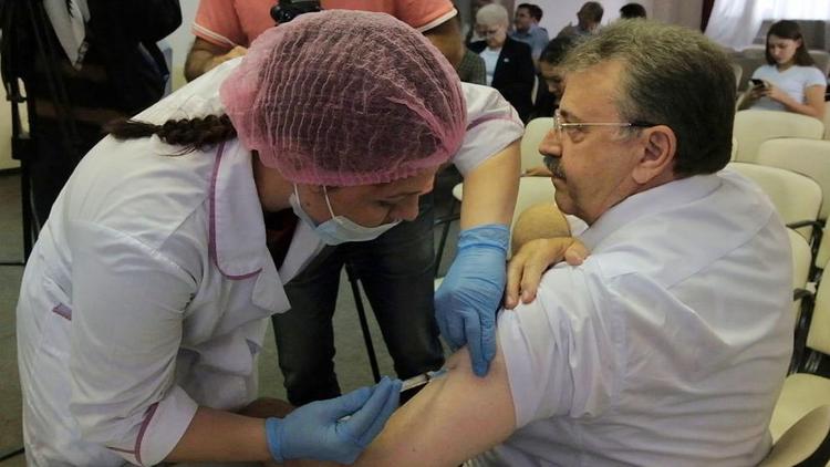 Министр здравоохранения СК Виктор Мажаров привился от гриппа в числе первых