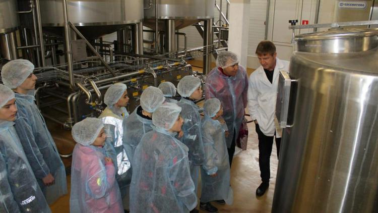 Ипатовские школьники побывали на сыроваренном предприятии