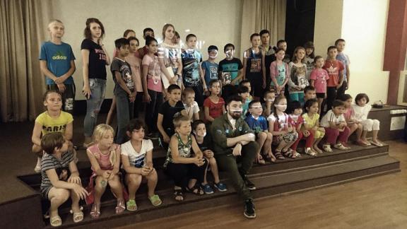 В Ставрополе молодой актер Кирилл Денисенко встретился с детьми