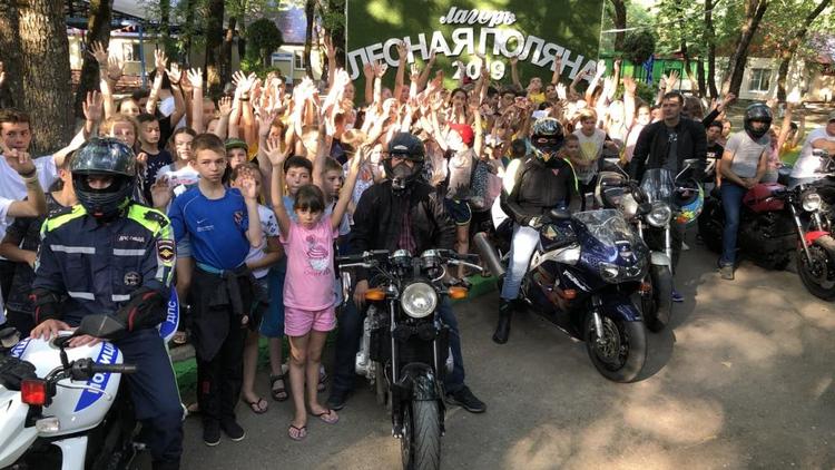 Байкеры продемонстрировали мототехнику детям в Ставрополе