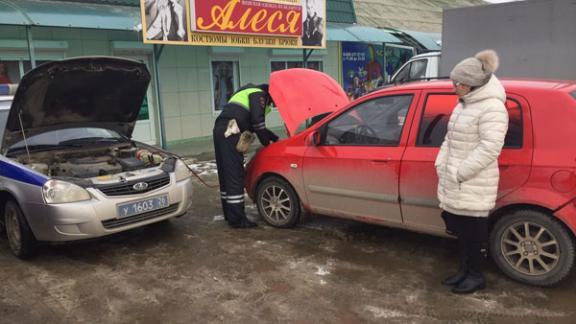 Ставропольские автоинспекторы помогли с неисправным автомобилем девушке-водителю