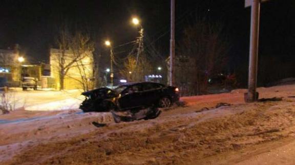 Пьяная автоледи на «Ягуаре» врезалась столб в Ставрополе