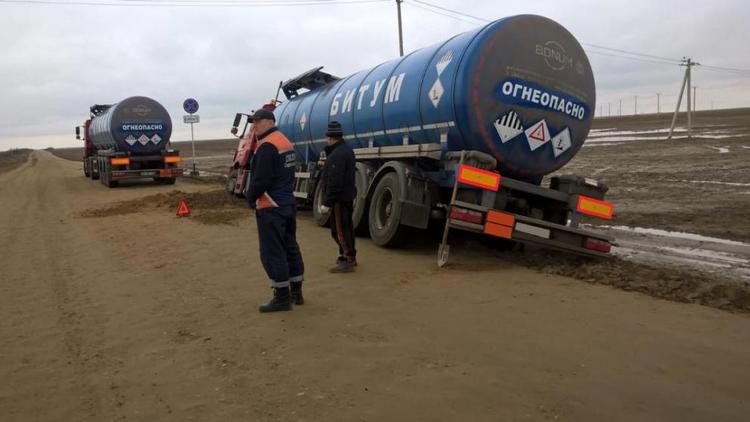 На нефтекумской дороге съехал в кювет КамАЗ с 30-тонной цистерной с нефтью