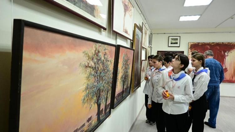 Ставропольский живописец передал коллекцию картин жителям села Стародубского
