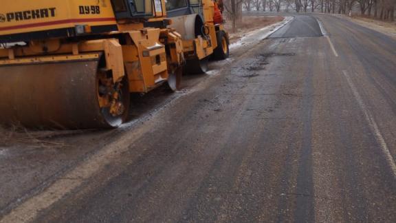 На Ставрополье завершают ремонт 1,6 км дороги в Петровском округе