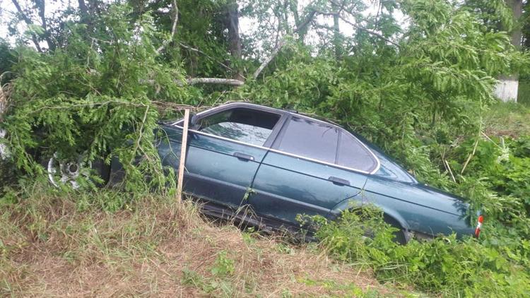 В Курском округе водитель потерял сознание за рулём и врезался в дерево