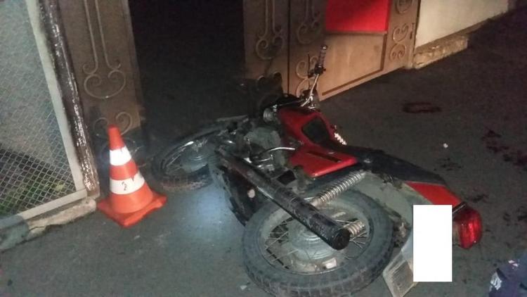 Мотоциклист без прав врезался в забор и повредил голову в Рыздвяном