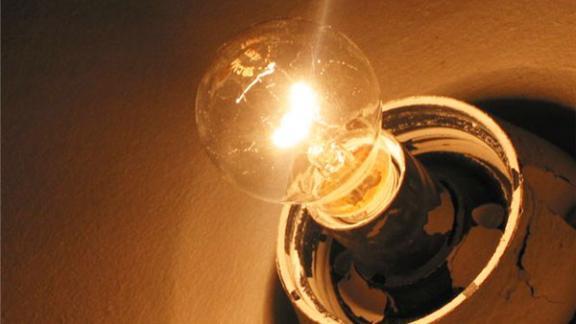 Оставшимся без света из-за аварии жителям Ставрополя начали подключать электричество