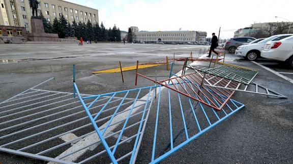 В Ставрополе сильный ветер сорвал балкон многоэтажного дома и сломал новогоднюю ель