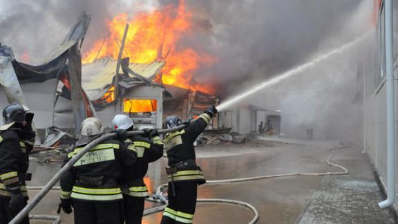 Пожар на мебельной фабрике под Ставрополем потушен на площади в 3 тыс. кв. метров