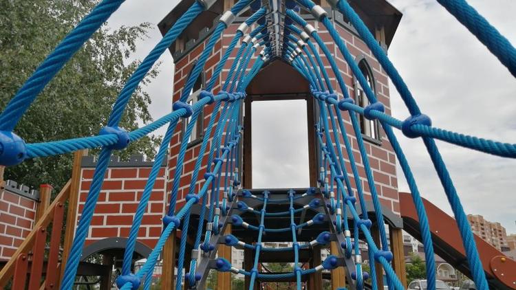 Почти 70 детских площадок планируют отремонтировать в этом году в Будённовске